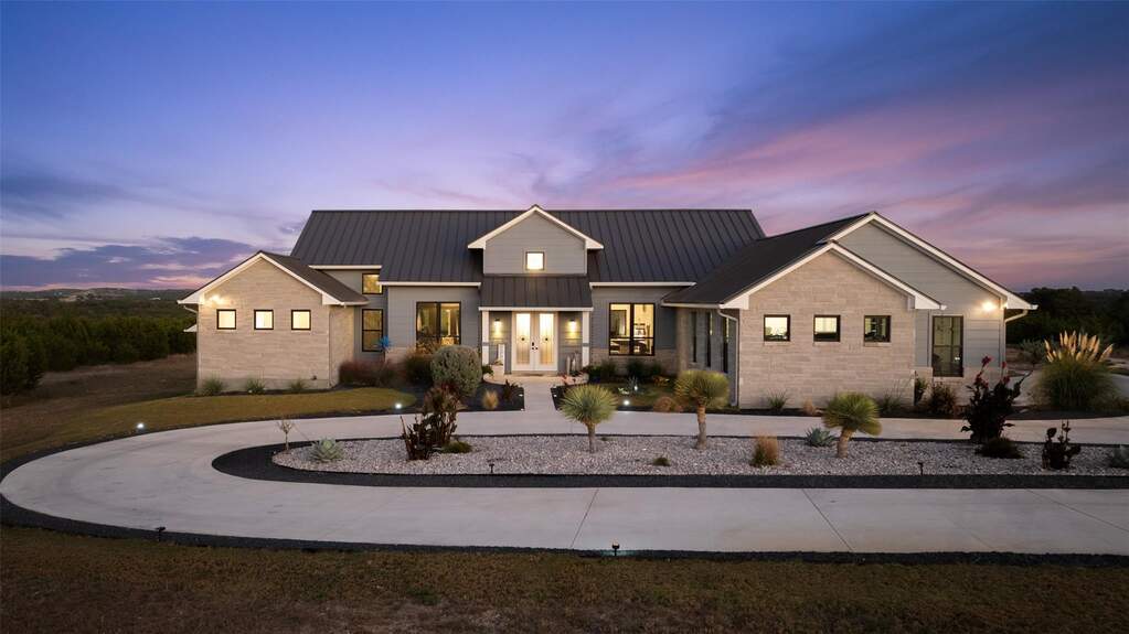 4 Bedroom Single Family Home/House's Image 3