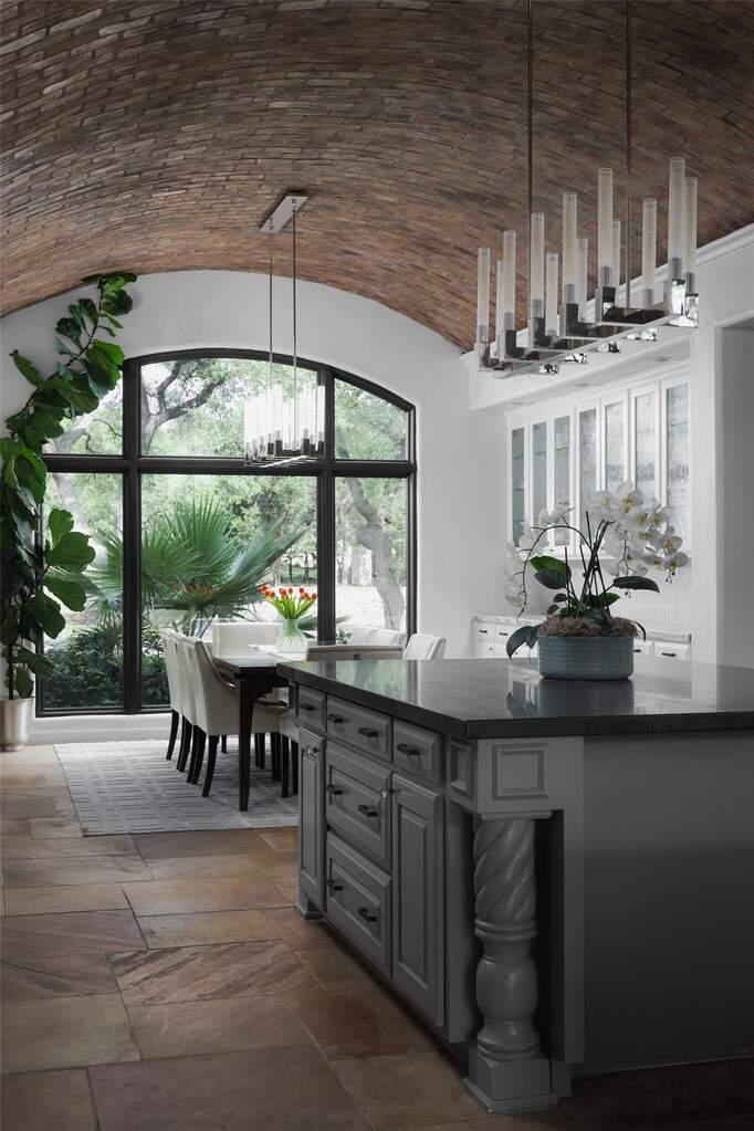 5 Bedroom Single Family Home/House's Image 12