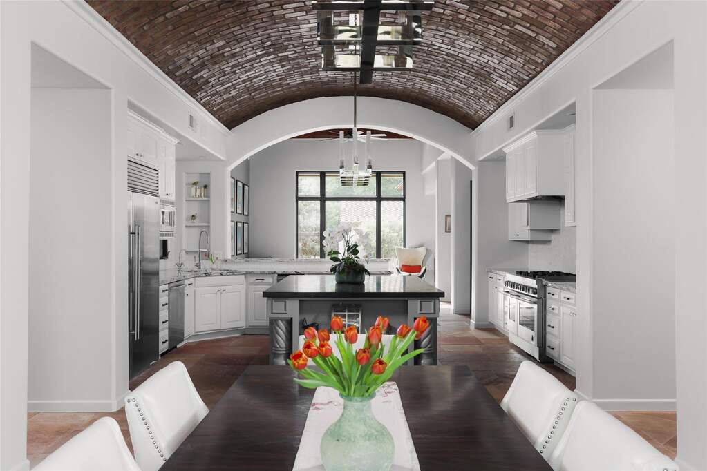 5 Bedroom Single Family Home/House's Image 3