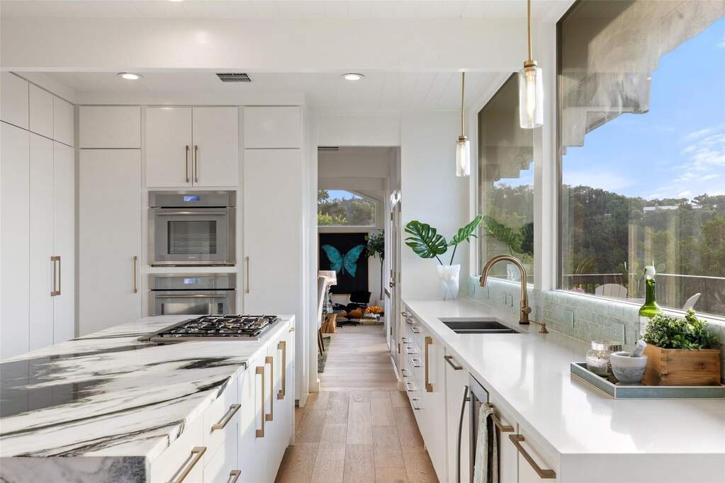 5 Bedroom Single Family Home/House's Image 12