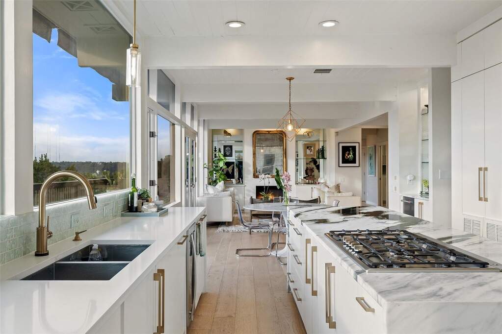 5 Bedroom Single Family Home/House's Image 15