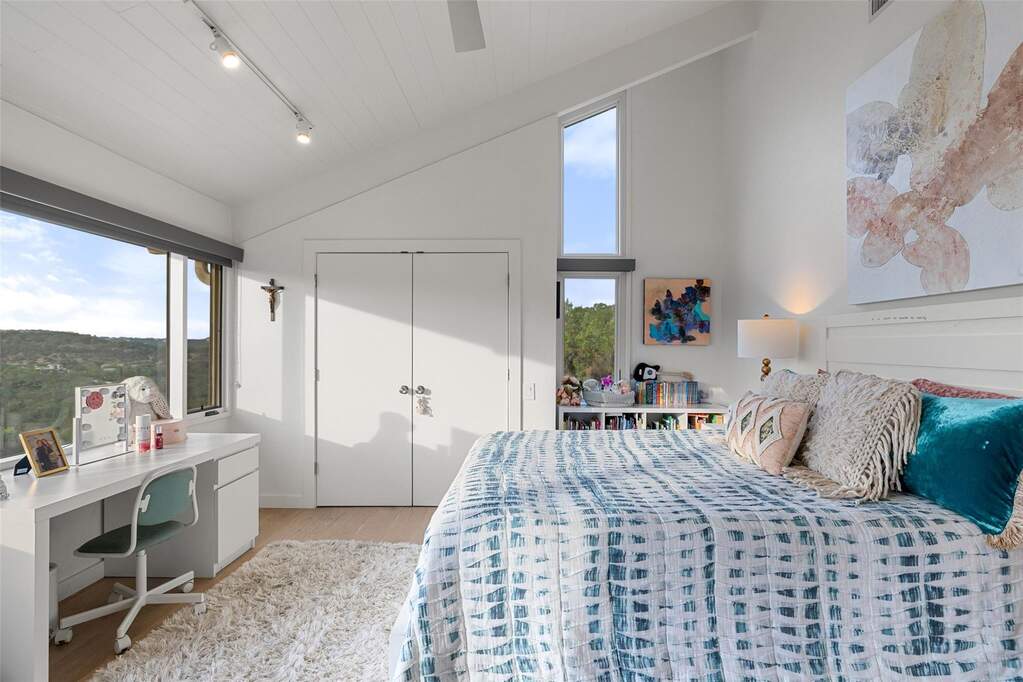 5 Bedroom Single Family Home/House's Image 27