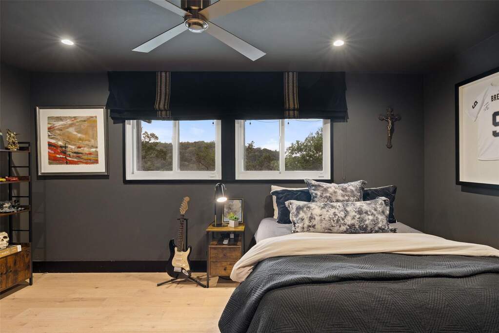 5 Bedroom Single Family Home/House's Image 29
