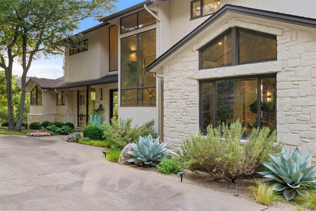 5 Bedroom Single Family Home/House's Image 33