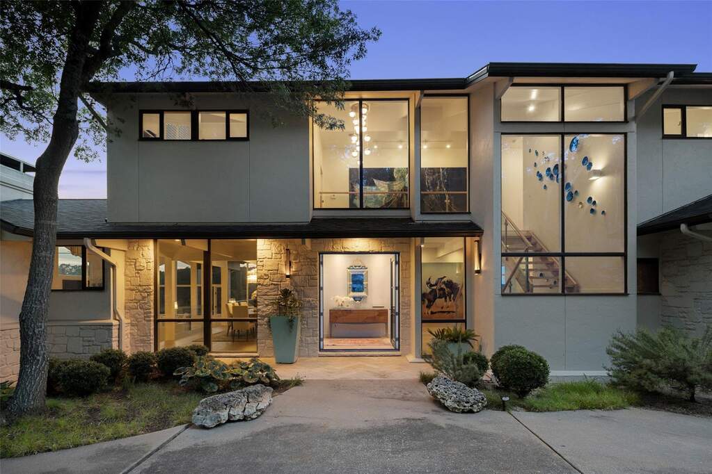 5 Bedroom Single Family Home/House's Image 3
