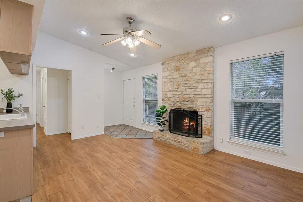 6 Bedroom Multi Unit's Image 7