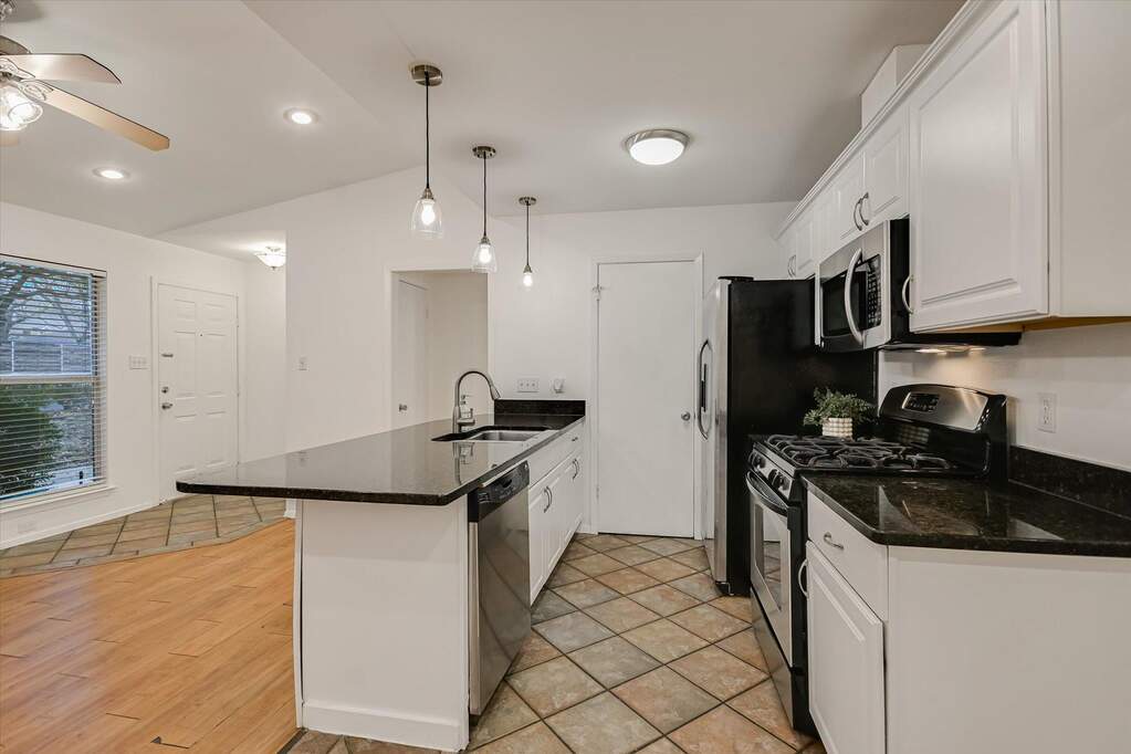 6 Bedroom Multi Unit's Image 8