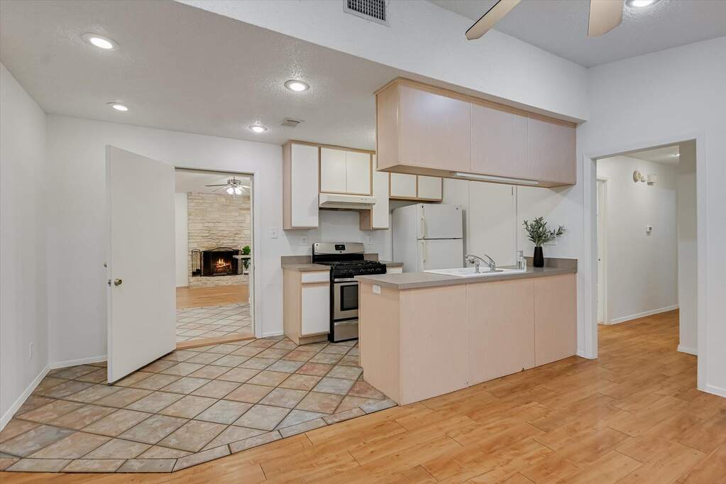 6 Bedroom Multi Unit's Image 6