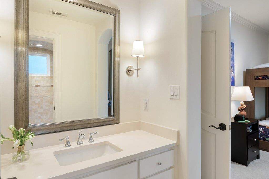 5 Bedroom Single Family Home/House's Image 28