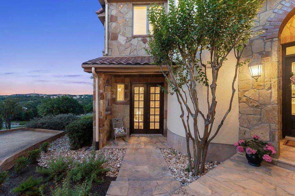 5 Bedroom Single Family Home/House's Image 4