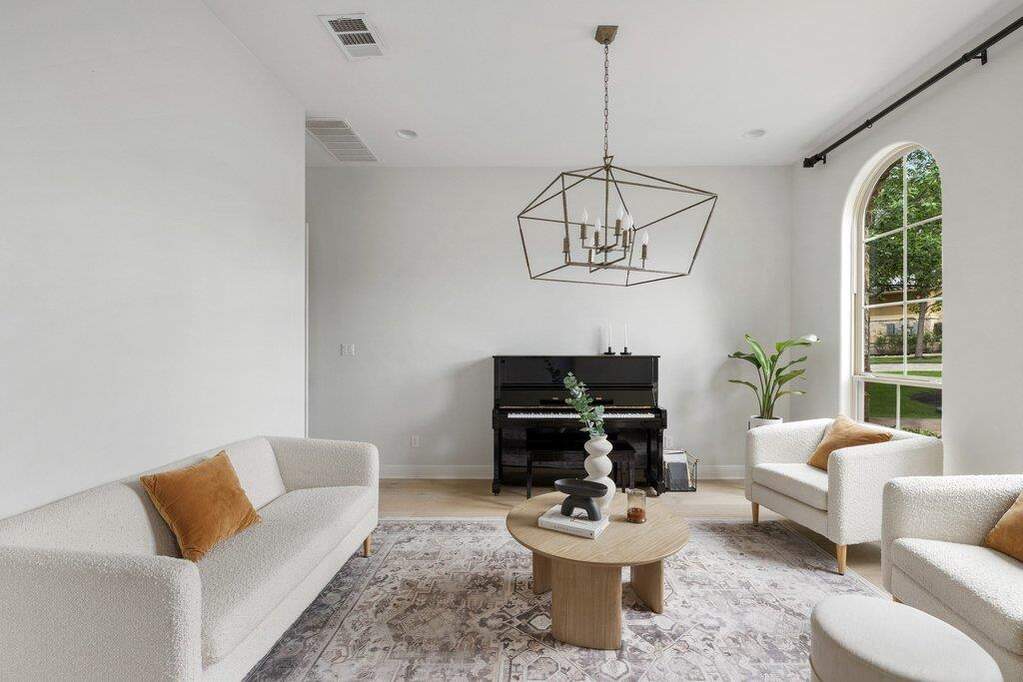 5 Bedroom Single Family Home/House's Image 7