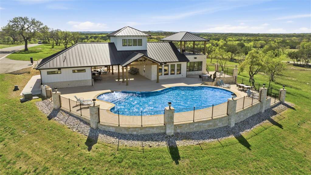 5 Bedroom Single Family Home/House's Image 15