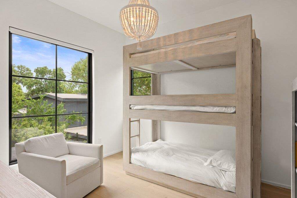 4 Bedroom Single Family Home/House's Image 14