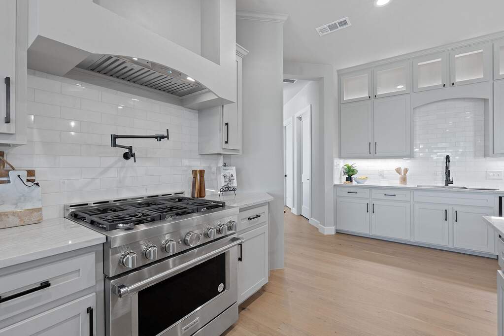 5 Bedroom Single Family Home/House's Image 3