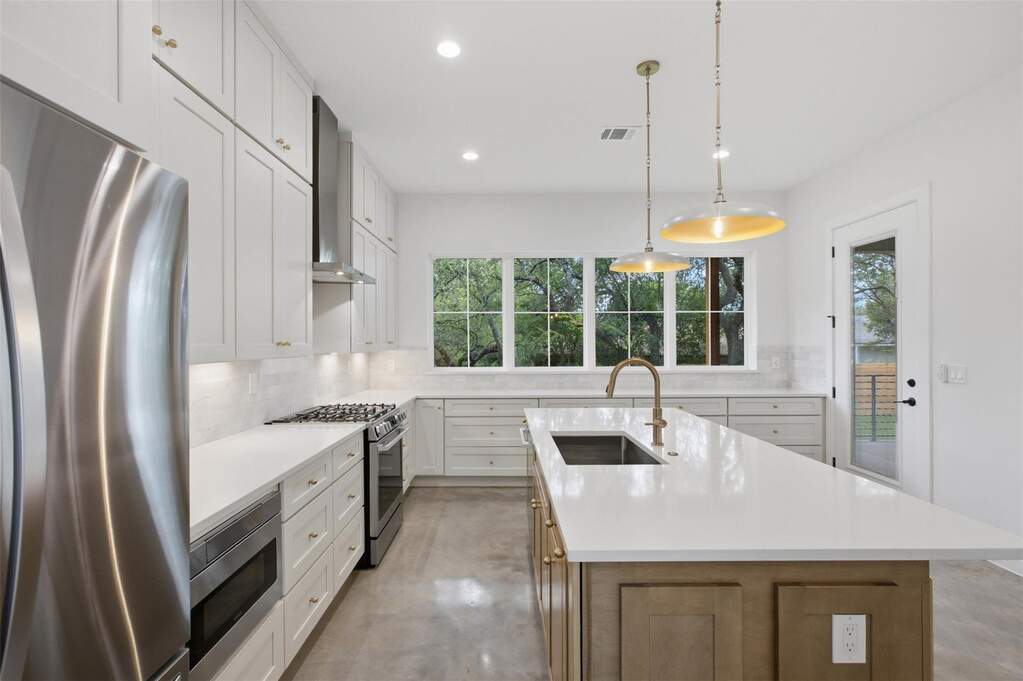 4 Bedroom Single Family Home/House's Image 11