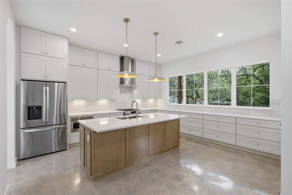 4 Bedroom Single Family Home/House's Image 12