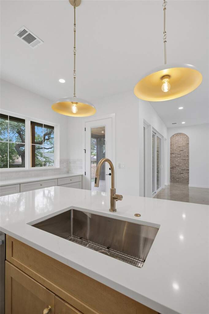 4 Bedroom Single Family Home/House's Image 16