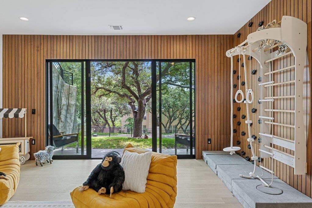 4 Bedroom Single Family Home/House's Image 15