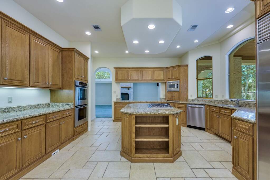 5 Bedroom Single Family Home/House's Image 9