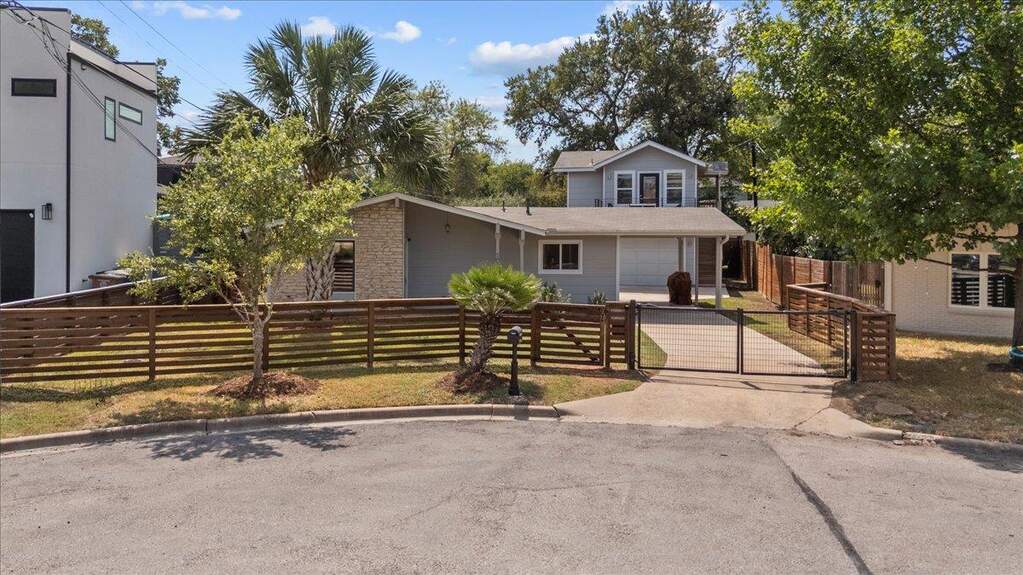 4 Bedroom Single Family Home/House's Image 3
