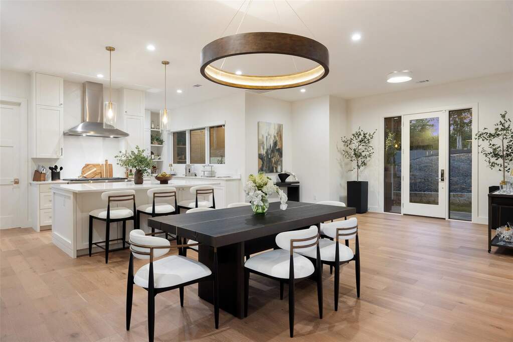 5 Bedroom Single Family Home/House's Image 7