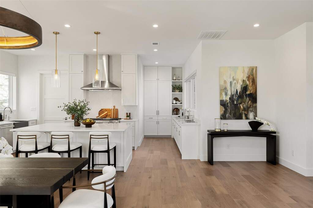 5 Bedroom Single Family Home/House's Image 8