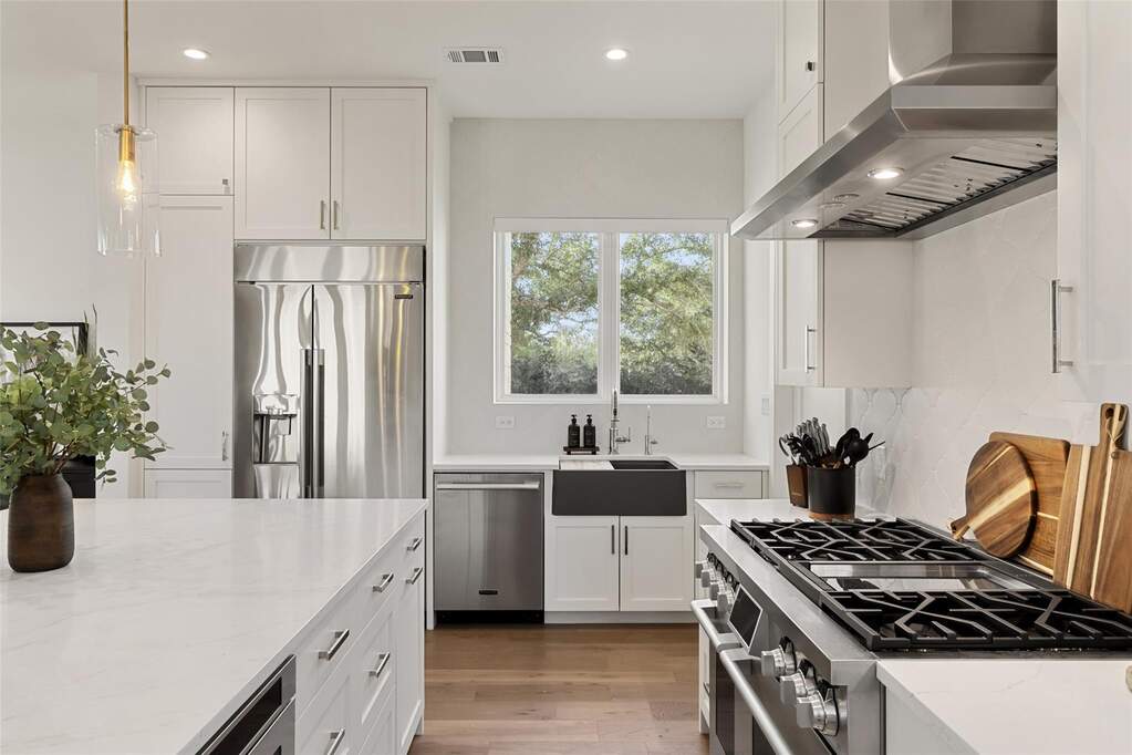 5 Bedroom Single Family Home/House's Image 12
