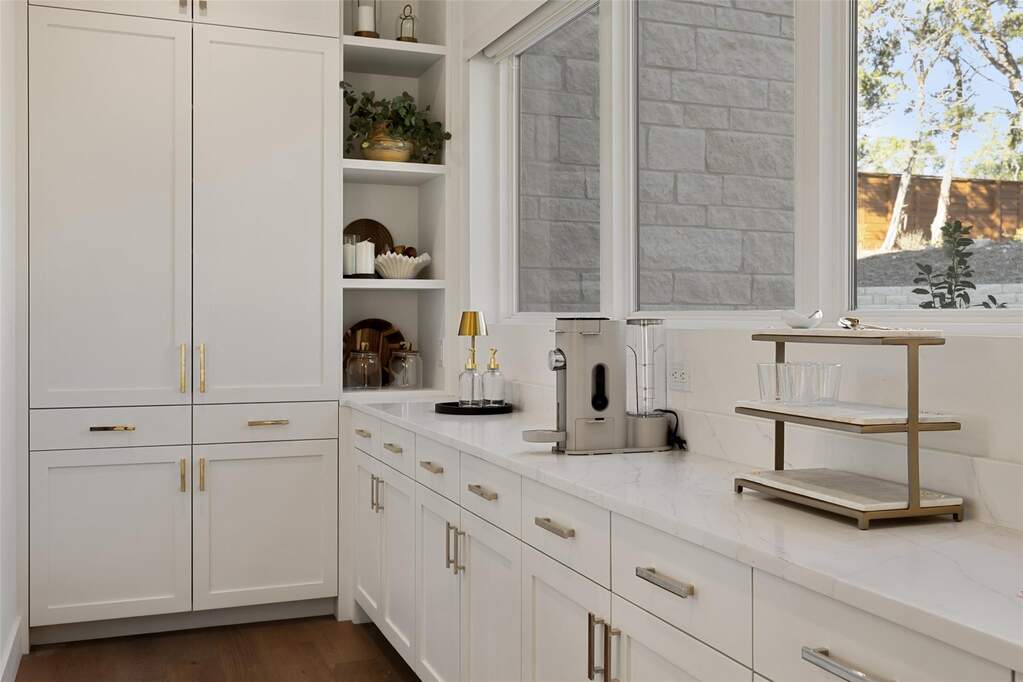 5 Bedroom Single Family Home/House's Image 14