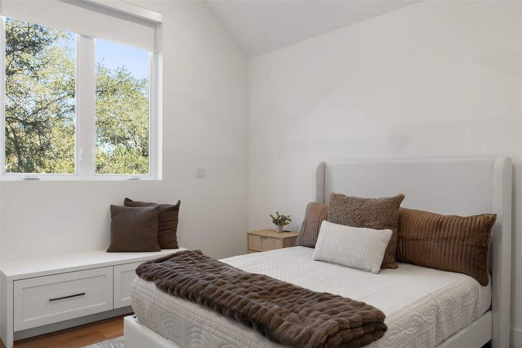 5 Bedroom Single Family Home/House's Image 27