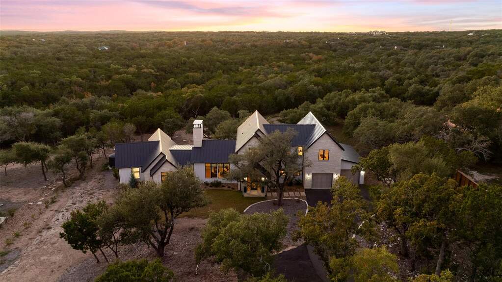 5 Bedroom Single Family Home/House's Image 3