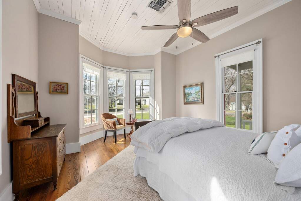 5 Bedroom Single Family Home/House's Image 12