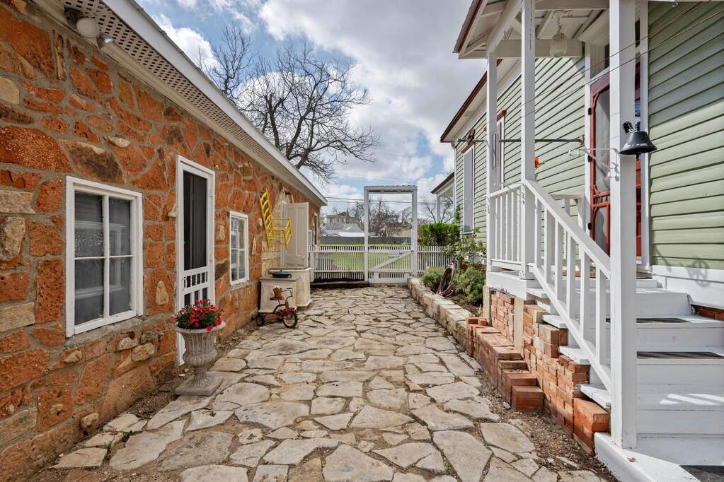 5 Bedroom Single Family Home/House's Image 20