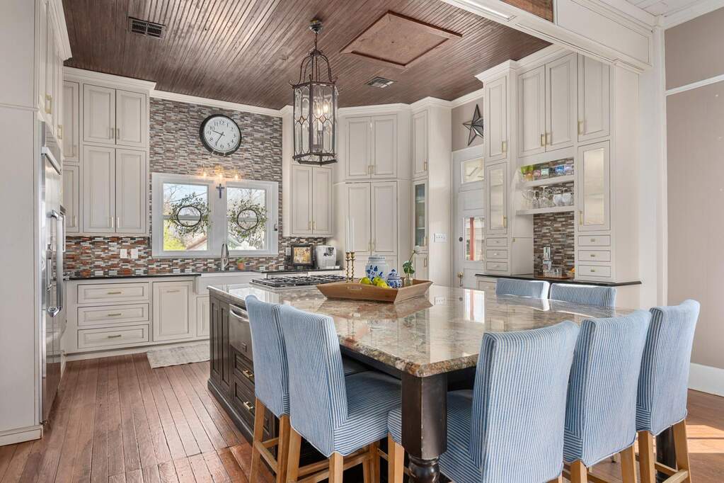 5 Bedroom Single Family Home/House's Image 4