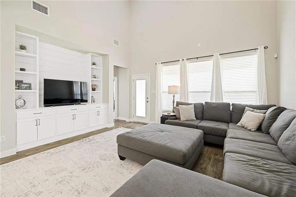 4 Bedroom Single Family Home/House's Image 8