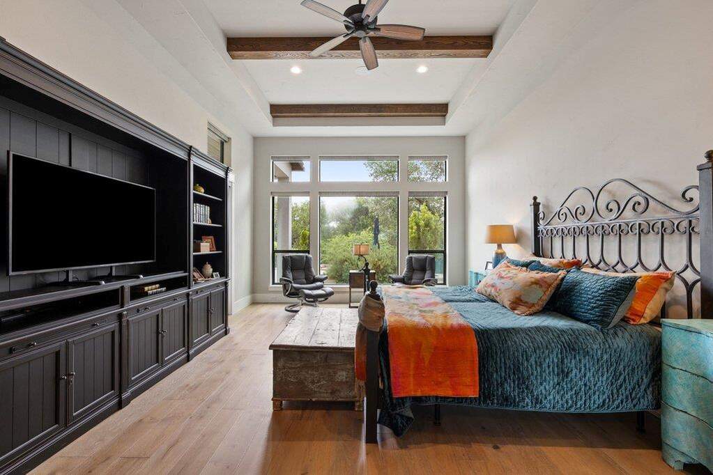 6 Bedroom Single Family Home/House's Image 9