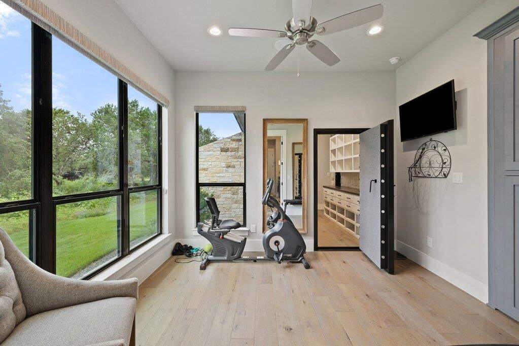6 Bedroom Single Family Home/House's Image 13