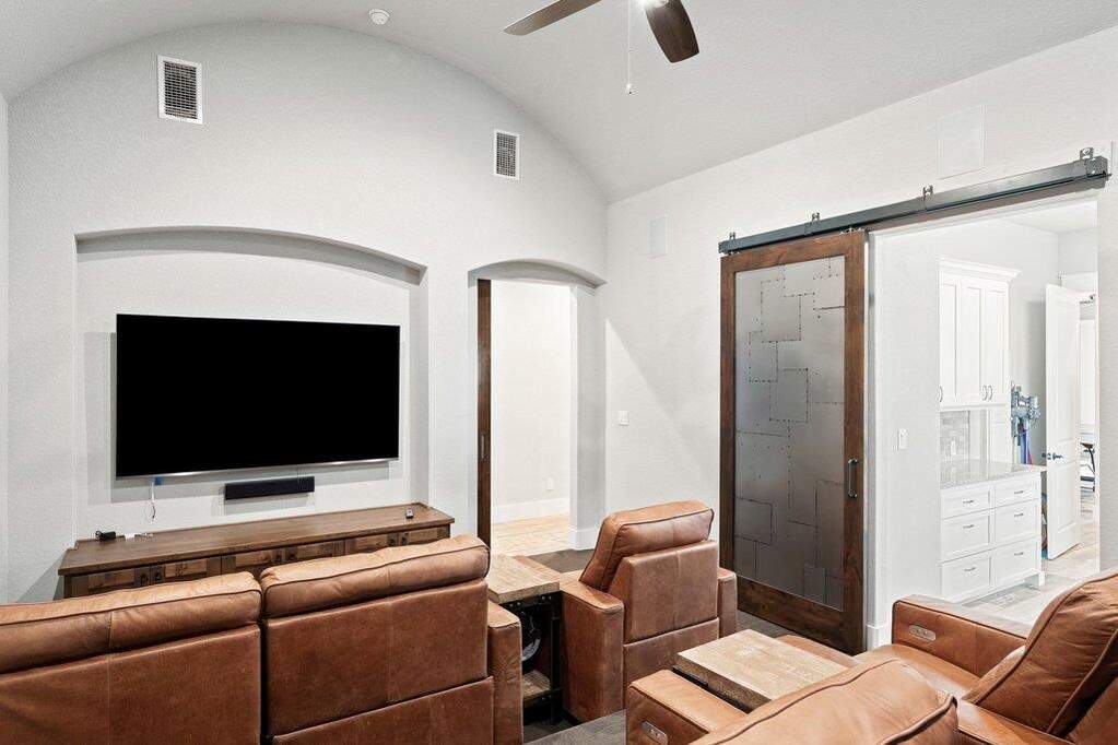 6 Bedroom Single Family Home/House's Image 16