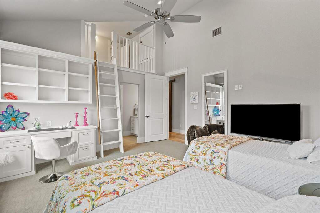 6 Bedroom Single Family Home/House's Image 20