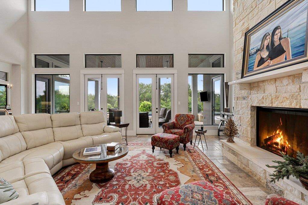 6 Bedroom Single Family Home/House's Image 3