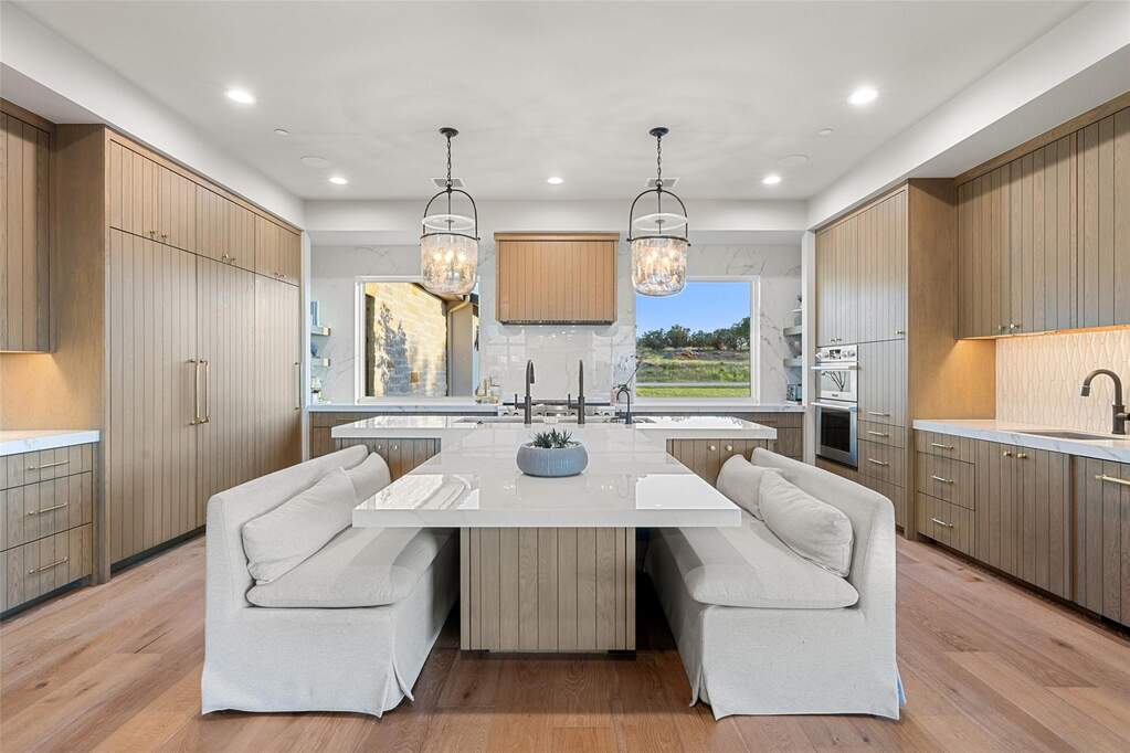 5 Bedroom Single Family Home/House's Image 14