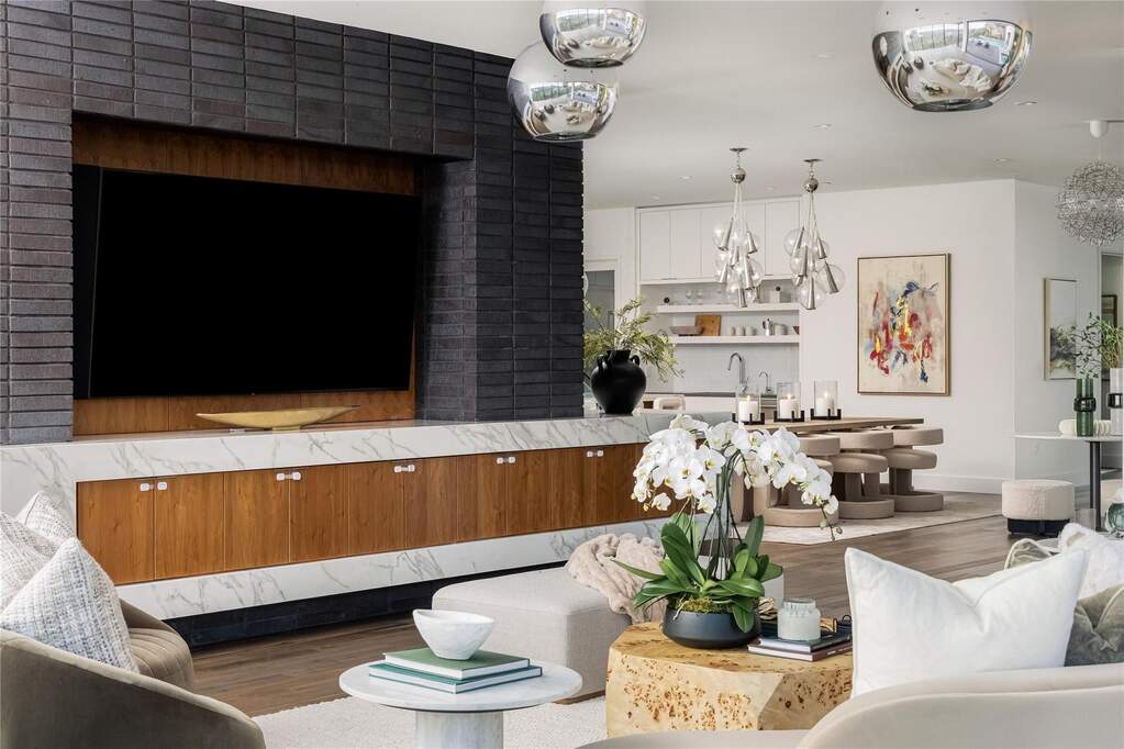 5 Bedroom Single Family Home/House's Image 12