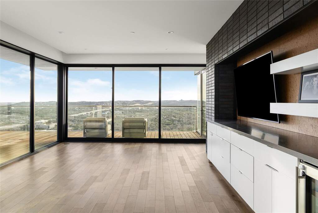 5 Bedroom Single Family Home/House's Image 17