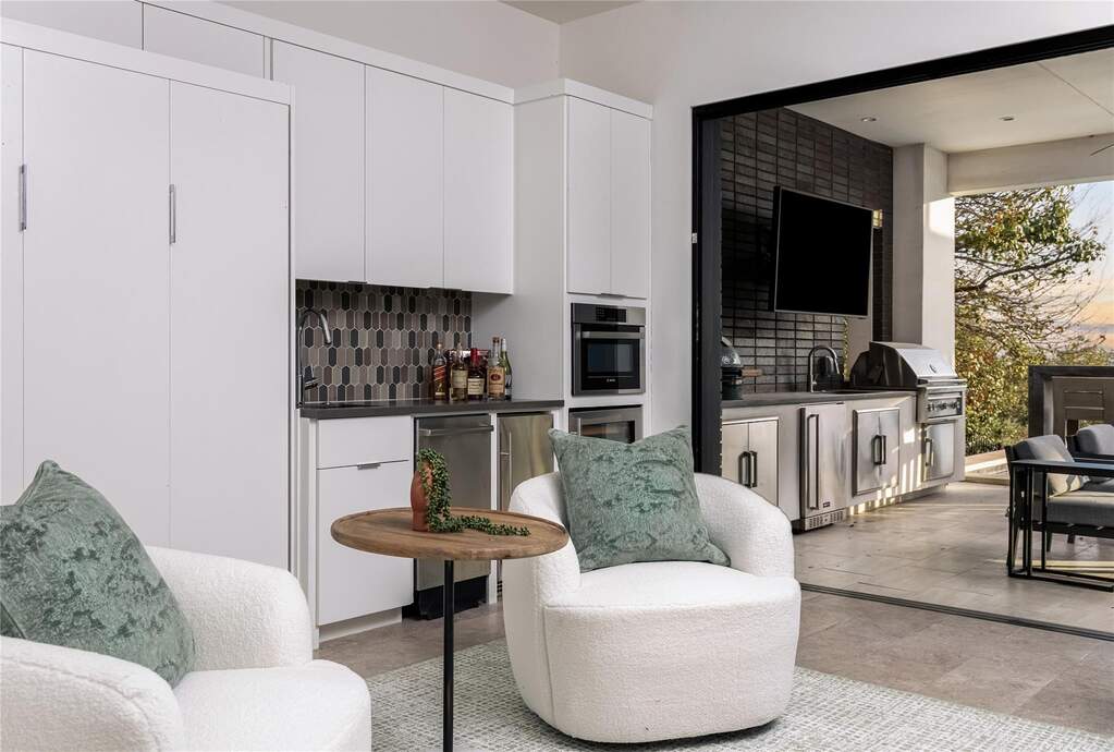 5 Bedroom Single Family Home/House's Image 27