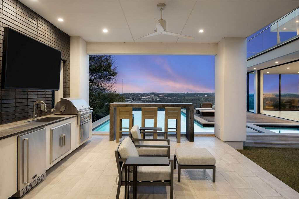 5 Bedroom Single Family Home/House's Image 29