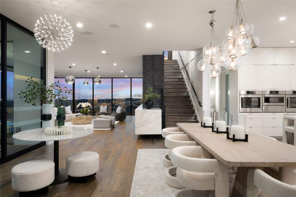 5 Bedroom Single Family Home/House's Image 4