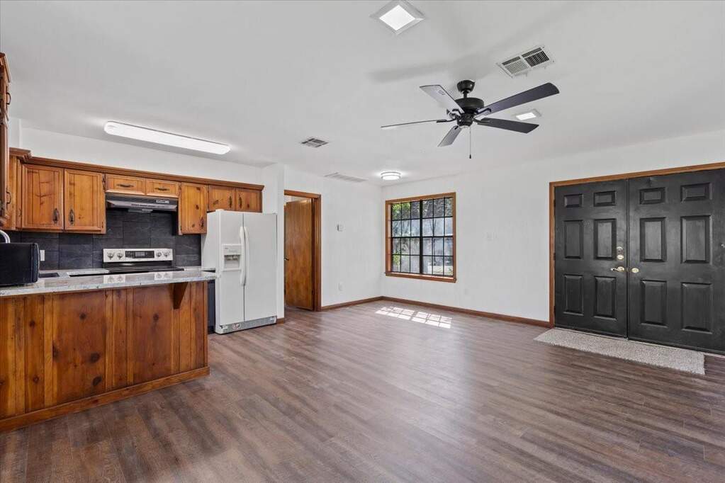 8 Bedroom Single Family Home/House's Image 28