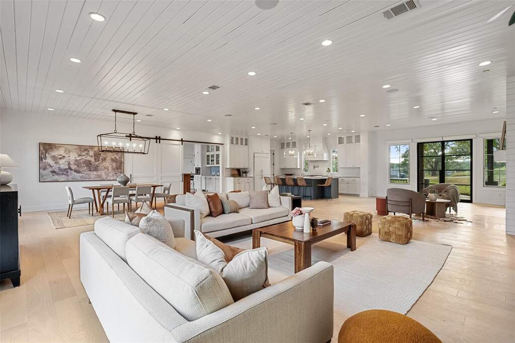 5 Bedroom Single Family Home/House's Image 9