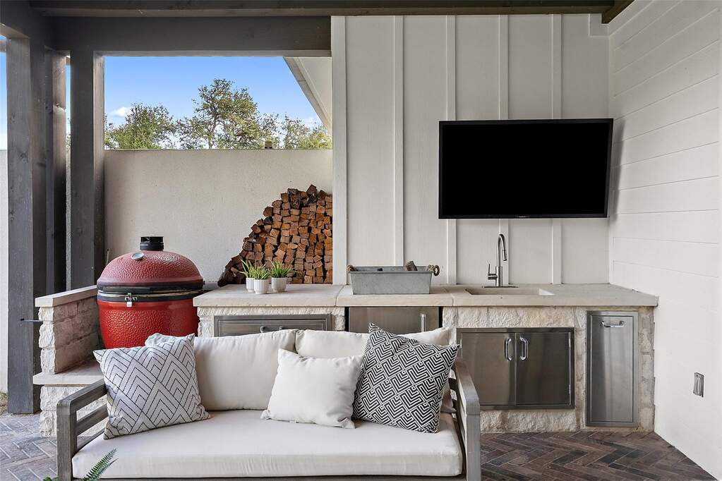 5 Bedroom Single Family Home/House's Image 28