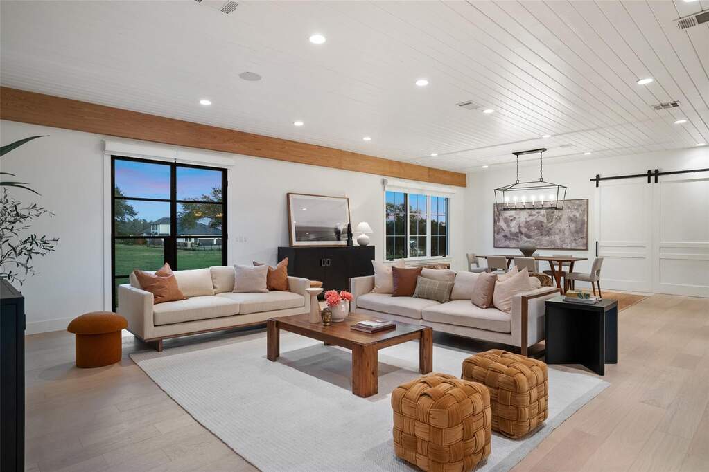 5 Bedroom Single Family Home/House's Image 3