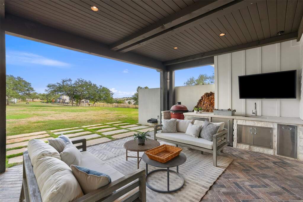 5 Bedroom Single Family Home/House's Image 6